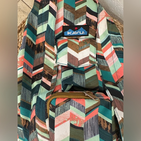 NWOT KAVU Rope Sling Bag – Multicolor Chevron Print – Adjustable Crossbody - Picture 5 of 7